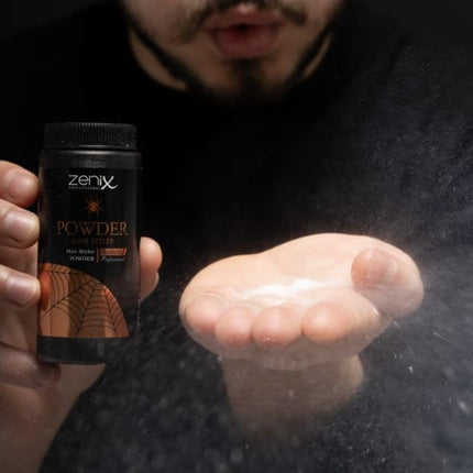 Kapper blaast Zenix powder wax Natural van zijn hand, potje in de andere hand | ZenXstore