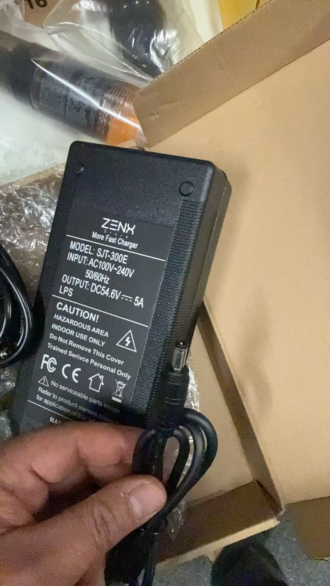 ZenX SJT-300E Snellader 54.6V 5A – Voor 48V E-bikes & E-scooters
