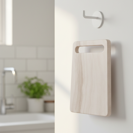 Houten snijplank hangend aan muur